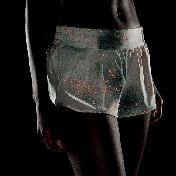 Lululemon Hotty Hot Low-Rise Short 2.5" Reflective
Spray Camo Silver - Picture 3 of 9